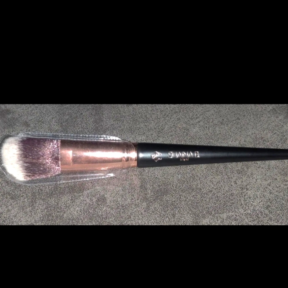 Shaina B. Miami Blush Brush - Gold & Black